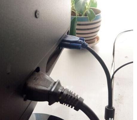 电脑开不了机显示无信号怎么办