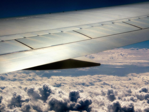 飞机降落如何对准中线（飞机降落是怎么对准跑道的）