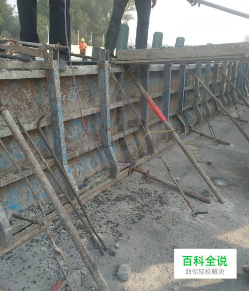 高速公路桥梁桥面铺装与防撞墙施工技术