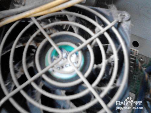 机箱嗡嗡狂响原因竟是风扇 怎样为电脑的风扇加油?
