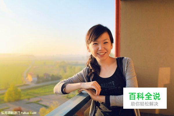 如何在旅行时为女友拍摄自然写真